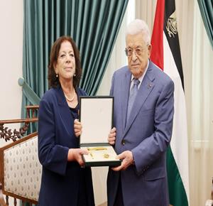 الرئيس محمود عباس ،يقلد عائلة القائد الوطني الراحل أحمد عبد الرحمن "نجمة يبوس" من وسام الرئيس ياسر عرفات، خلال استقباله السيدة فريال عبد الرحمن زوجة الراحل أحمد عبد الرحمن